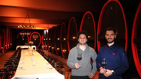 Jon Mezzani (l.) und Federico Sironi (r.) haben das Sironi & Mezzani er&ouml;ffnet. Der alte Weinkeller der zu dem Lokal in Obergiesing geh&ouml;rt, wird f&uuml;r spezielle Events genutzt.