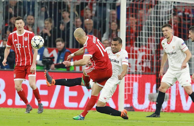 Der legendäre Robben-Move: vom rechten Flügel nach innen ziehen und den Ball mit links in die lange Ecke schlenzen. Der legendäre Robben-Move: vom rechten Flügel nach innen ziehen und den Ball mit links in die lange Ecke schlenzen.