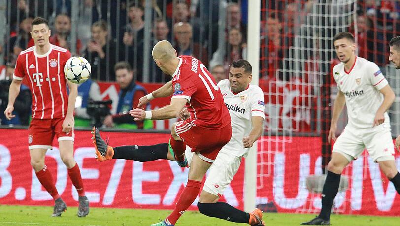 Der legendäre Robben-Move: vom rechten Flügel nach innen ziehen und den Ball mit links in die lange Ecke schlenzen. Der legendäre Robben-Move: vom rechten Flügel nach innen ziehen und den Ball mit links in die lange Ecke schlenzen.