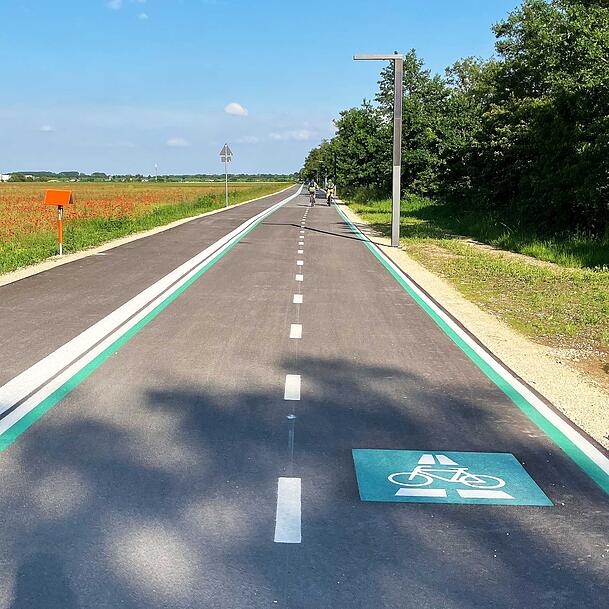 So schaut der Radschnellweg in Garching aus. Die Lampen gehen beim Vorbeifahren automatisch an. So schaut der Radschnellweg in Garching aus. Die Lampen gehen beim Vorbeifahren automatisch an.