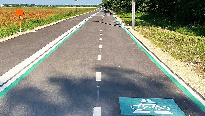 So schaut der Radschnellweg in Garching aus. Die Lampen gehen beim Vorbeifahren automatisch an. So schaut der Radschnellweg in Garching aus. Die Lampen gehen beim Vorbeifahren automatisch an.