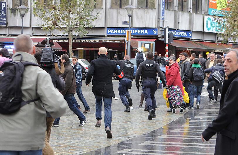 Handgranaten und Kalaschnikow: Bei einem Anschlag sind in der Innenstadt von Lüttich vier Menschen ums Leben gekommen, 123 sollen verletzt worden sein.