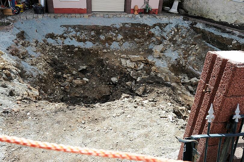 Bei der Suche nach der Leiche von Peggy war die Polizei auf Knochenreste gestoßen: In dem Hinterhof eines Anwesens in Lichtenberg hatten die Ermittler ein tiefes Loch gegraben.