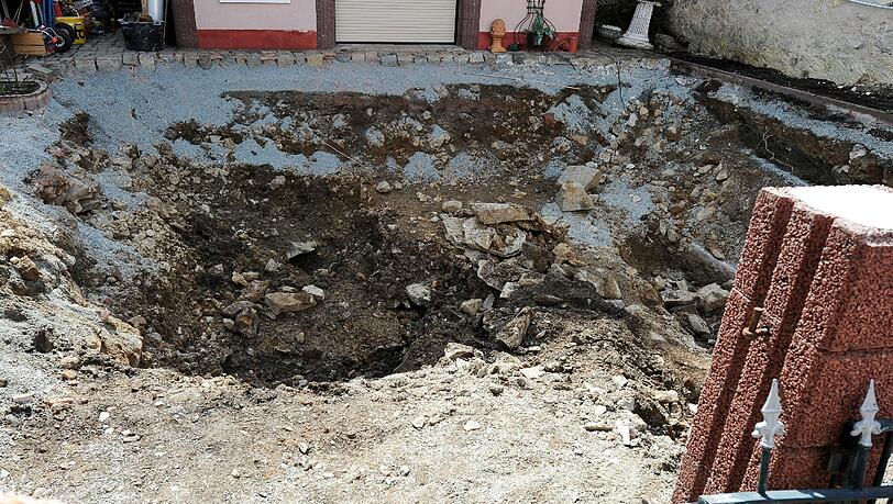 Bei der Suche nach der Leiche von Peggy war die Polizei auf Knochenreste gestoßen: In dem Hinterhof eines Anwesens in Lichtenberg hatten die Ermittler ein tiefes Loch gegraben. Bei der Suche nach der Leiche von Peggy war die Polizei auf Knochenreste gestoßen: In dem Hinterhof eines Anwesens in Lichtenberg hatten die Ermittler ein tiefes Loch gegraben.