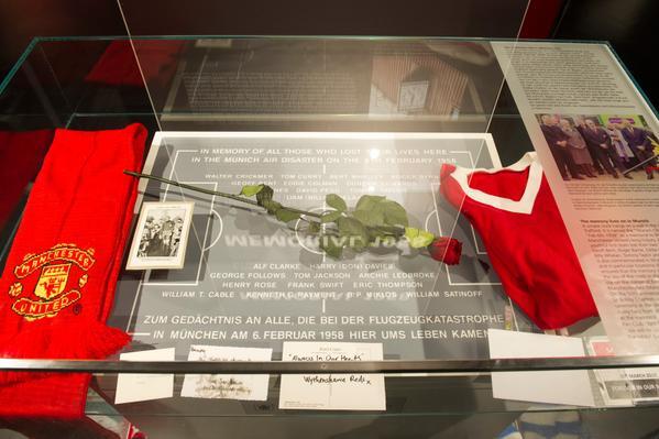 In der Erlebniswelt des FC Bayern wird den Verstorbenen des British-European-Airways-Flug 609 mit einer Gedenktafel gedacht.