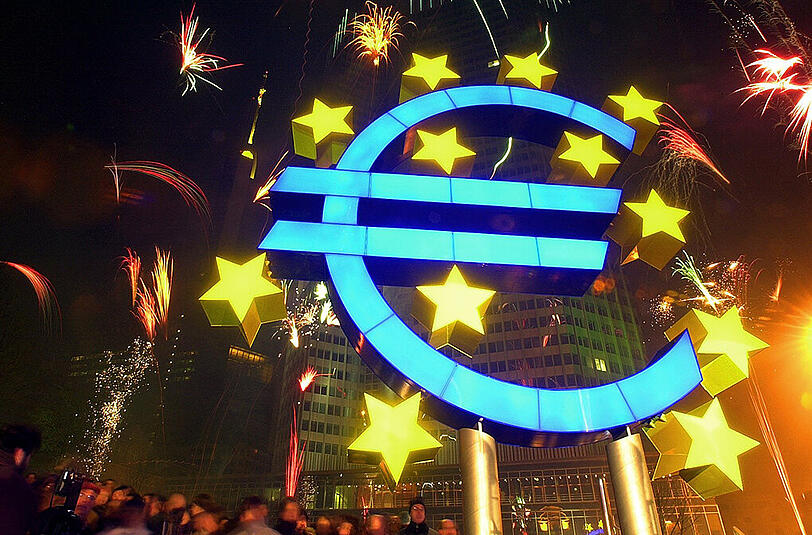 2002: TeuroTeuro ist ein Kofferwort im deutschen Sprachraum, zusammengesetzt aus teuer und Euro, das umgangssprachlich für die Währung Euro verwendet wird. Da es nach der Euro-Bargeldeinführung am 1. Januar 2002 eine weit verbreitete Wahrnehmung gab, dass sich die Preise von Waren und Dienstleistung deutlich verteuert hätten, manifestierte sich der Begriff unter anderem durch verschiedene Medien.