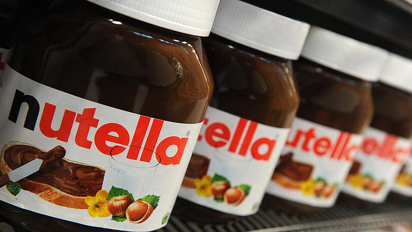 Nutella &ndash; Die von manchen fast schon religiös verehrte Haselnusscreme Nutella verdankt ihren Kunstnamen einer ungewöhnlichen Kombination aus Englisch und Italienisch: Das englische "nut" steht für die Hauptzutat (Nüsse) und bei "ella" handelt es sich um eine italienische Verkleinerungs- beziehungsweise Verniedlichungsform. Übersetzt würde aus Nutella also Nüsschen.