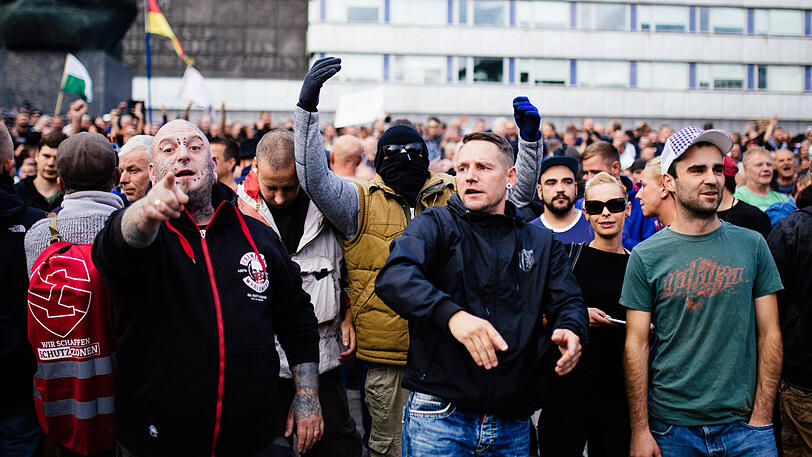 Die Polizei ermittelt gegen zehn Personen wegen des Zeigens von verfassungsfeindlichen Symbolen.