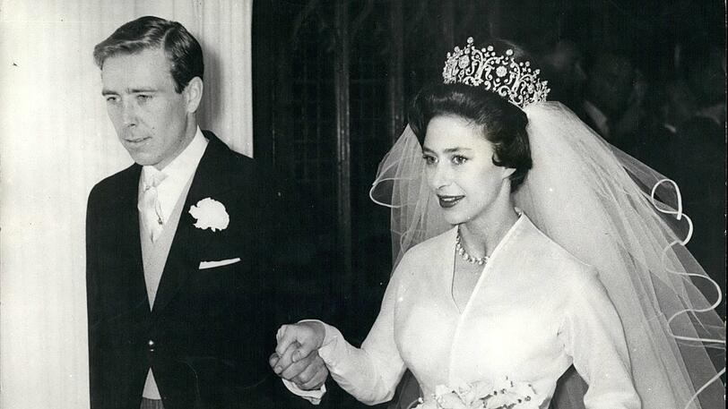 Prinzessin Margaret, die ältere Schwester von Queen Elizabeth, ließ sich 1978 von ihrem Ehemann, dem Fotografen Antony Armstrong-Jones, scheiden. Zur damaligen Zeit ein Skandal, da Scheidung im Königshaus eigentlich ein Tabu war.