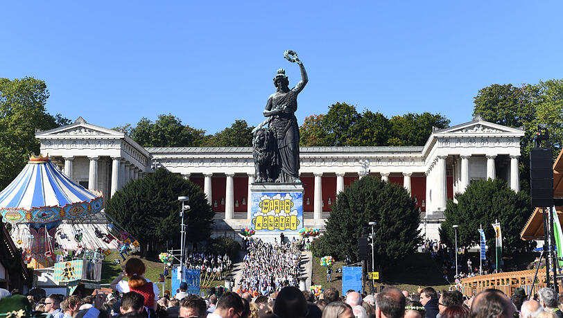Unzählige Menschen sahen dem Konzert an der Bavaria zu. Unzählige Menschen sahen dem Konzert an der Bavaria zu.
