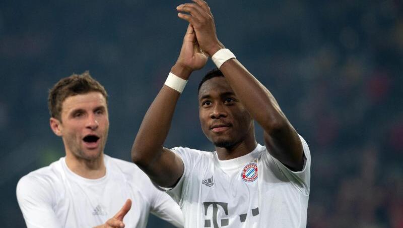 Die Münchner Thomas Müller (l) und David Alaba feiern nach dem Spiel. Foto: Federico Gambarini/dpa Die Münchner Thomas Müller (l) und David Alaba feiern nach dem Spiel. Foto: Federico Gambarini/dpa