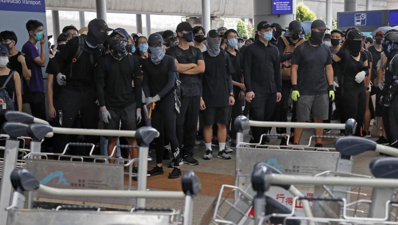 Demonstranten blockieren eine Straße vor dem Hongkonger Flughafen. Demonstranten blockieren eine Straße vor dem Hongkonger Flughafen.