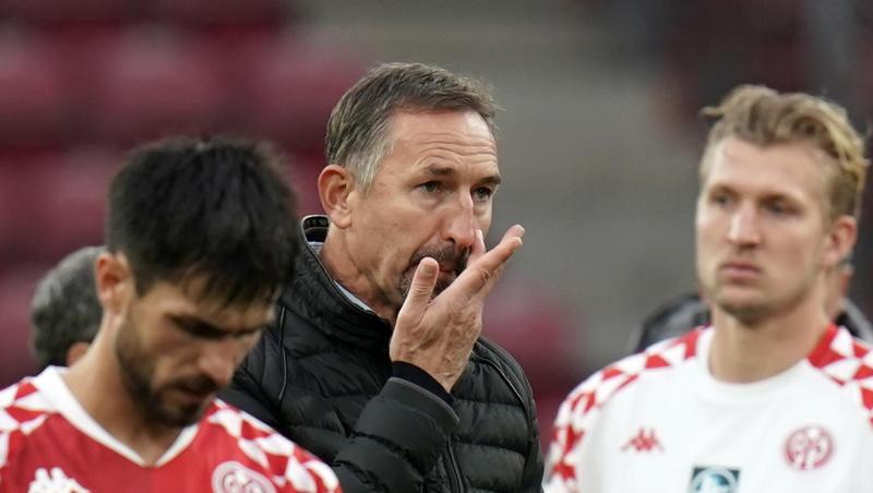 Der Mainzer Trainer Achim Beierlorzer muss möglicherweise um seinen Job bangen.