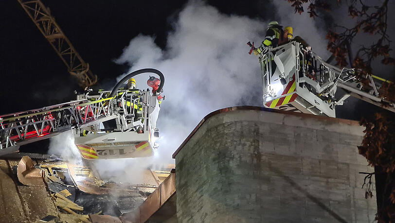 Auch eine Drehleiter war im Einsatz, um die Flammen zu löschen.