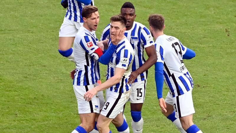 Herthas Stürmer Krzysztof Piatek (M, l) jubelt mit seinen Mannschaftskameraden über seinen Treffer zum zwischenzeitlichen 1:1.