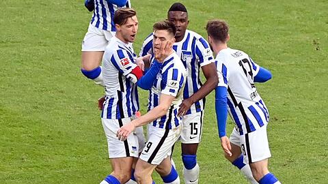 Herthas Stürmer Krzysztof Piatek (M, l) jubelt mit seinen Mannschaftskameraden über seinen Treffer zum zwischenzeitlichen 1:1.
