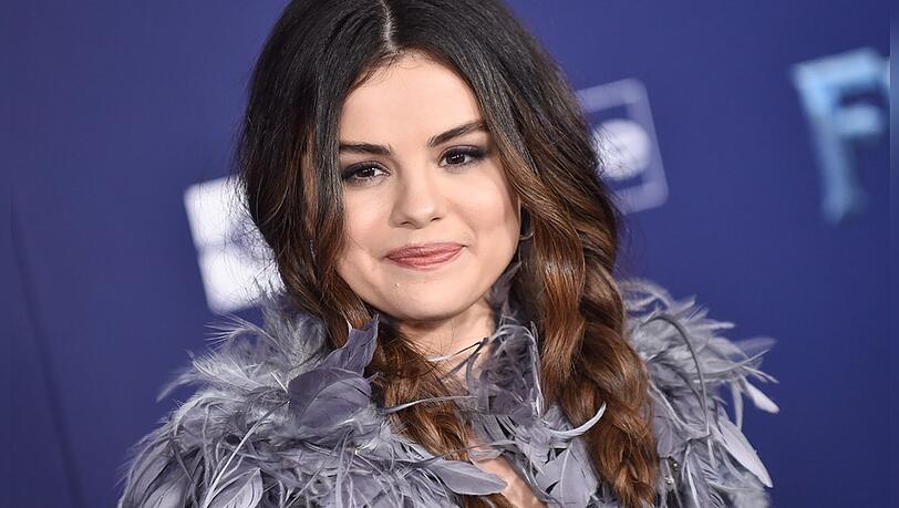 Der Beauty-Trend No-Make-up-Eyeliner sorgt für volle Wimpern à la Selena Gomez.