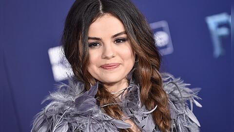 Der Beauty-Trend No-Make-up-Eyeliner sorgt für volle Wimpern à la Selena Gomez.