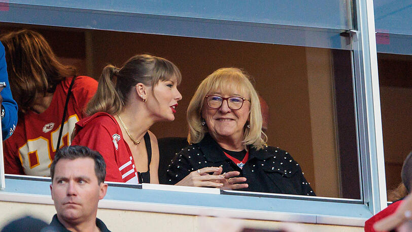 Taylor Swift mit Travis Kelces Mutter Donna.