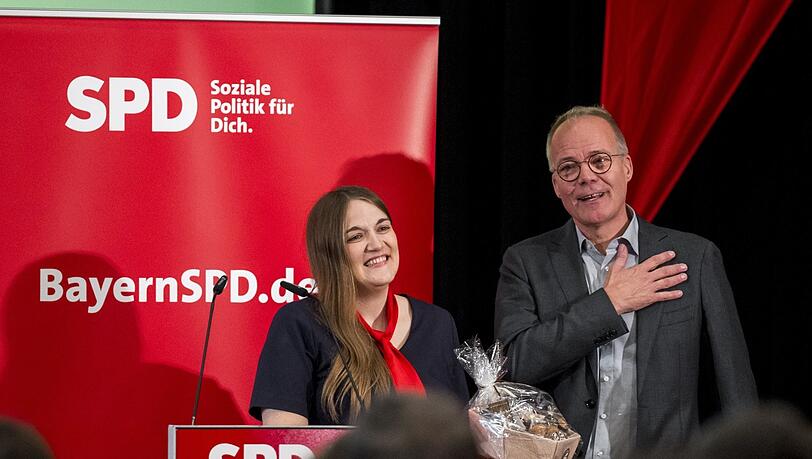 Hand aufs Herz: Bayern-Chefin Ronja Endres und Matthias Miersch, Generalsekretär der Bundes-SPD.