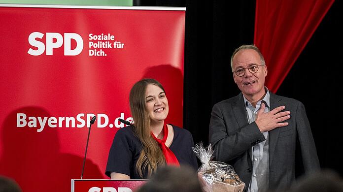 Hand aufs Herz: Bayern-Chefin Ronja Endres und Matthias Miersch, Generalsekretär der Bundes-SPD.