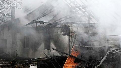 Der Gro&szlig;brand in Hallnberg in der Gemeinde Walpertskirchen (Landkreis Erding) zerst&ouml;rte ein Anwesen mit zwei Wohnh&auml;usern.