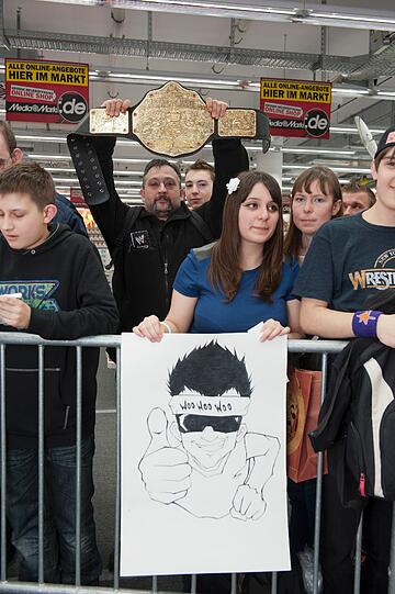 Schlange stehen im Media Markt: Zahlreiche Zack-Ryder-Fans warteten geduldig auf ihren Star - sehen Sie hier die Bilder...