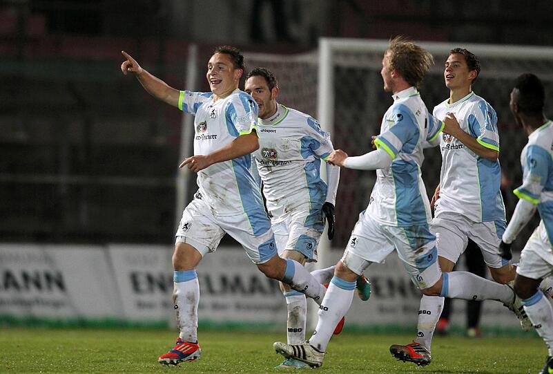Löwen-Jubel in Unterhaching beim 1:0-Sieg.