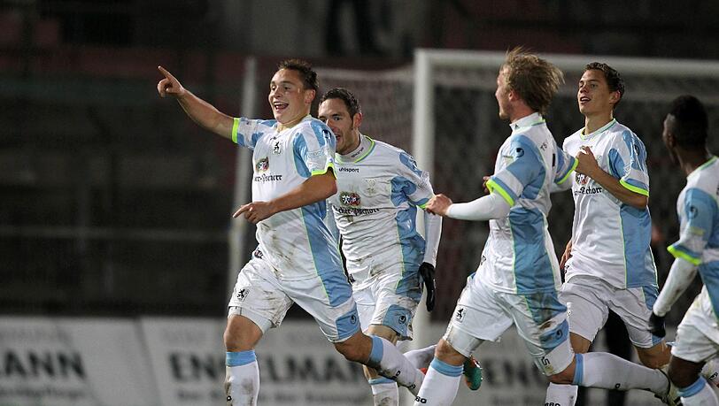 Löwen-Jubel in Unterhaching beim 1:0-Sieg. Löwen-Jubel in Unterhaching beim 1:0-Sieg.