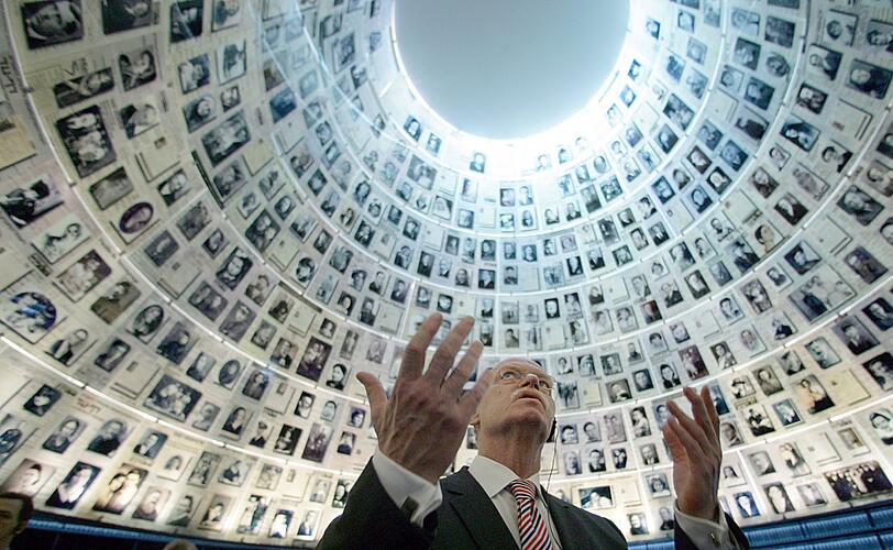 Als SPD-Fraktionsvorsitzender steht Peter Struck 2007 in der "Hall of Names" der Holocaust-Gedenkstätte Yad Vashem in Jerusalem.