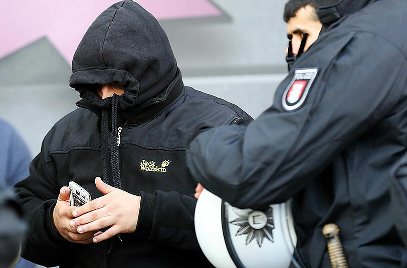 Polizeieinsatz gegen Salafisten (im Bild: Hamburg). Bayern greift jetzt hart durch und schiebt einen radikalen Islamisten nach einer Interview-Äußerung ab.