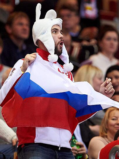 Schrille Outfits, skurrile Masken, schräge Typen, ausgelassene Stimmung: Bei der Handball-Europameisterschaft geben die Fans für ihre Teams tatsächlich alles. Die Bilder aus Polen...