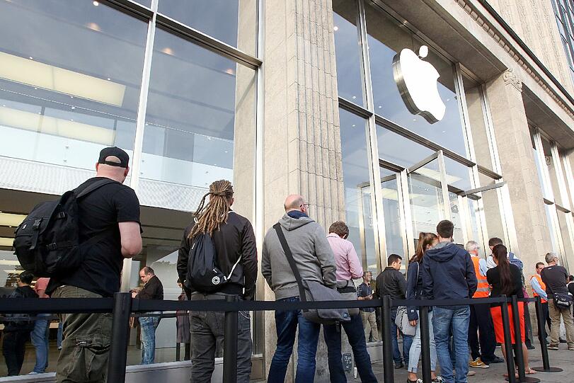 iPhone-Jäger aus aller Welt: In München, Hamburg, Hong Kong und Dänemark warten unzählige Menschen voller Euphorie vor dem Apple-Store auf das neue Modell. Alle Bilder zum ersten Verkaufstag sehen Sie hier.