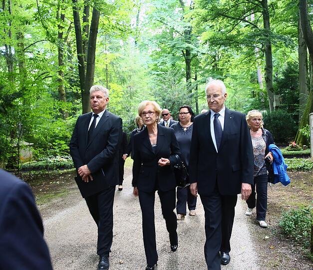 Oberbürgermeister Dieter Reiter (li.) sowie Ex-Ministerpräsident Edmund Stoiber (re.) mit Ehefrau Karin.
