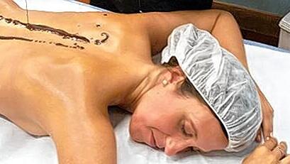 Süße Entspannung: Masseure setzen heutzutage neben Aromaöl auch flüssige Schokolade bei ihrer Behandlung ein. Süße Entspannung: Masseure setzen heutzutage neben Aromaöl auch flüssige Schokolade bei ihrer Behandlung ein.
