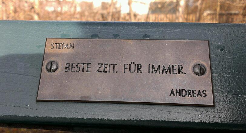 Im Englischen Garten und Nymphenburger Schlosspark haben Münchner tausende Plaketten mit Widmungen auf Parkbänken angebracht.