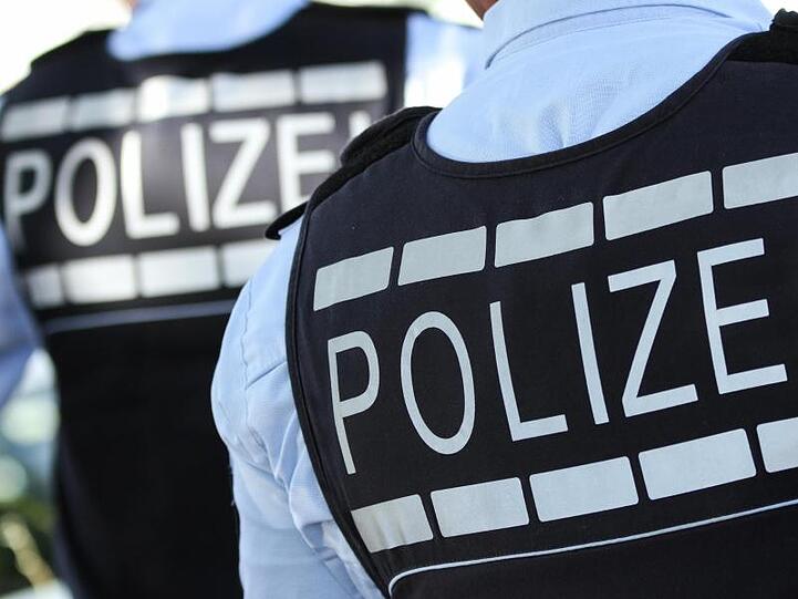 In Westen gekleidete Polizisten. Foto: Silas Stein/dpa/Archivbild
