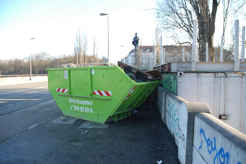 Der Container auf der Brücke ist gut gefüllt.