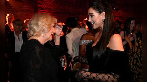 Königsgemahlin Camilla trifft in London auf Dua Lipa.