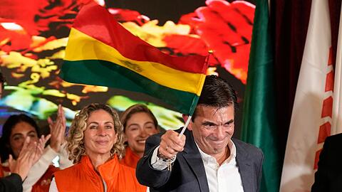 "Es lebe das Vaterland, verdammt noch mal!", rief Paz der Menge zu.
