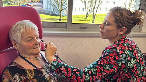 Vor dem Besuch im Club lässt sich Simone Philippe schminken.