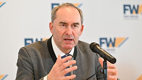 Die Stimmung in der Koalition mit der CSU ist aus der Sicht von Freie-Wähler-Chef Aiwanger "arbeitsfähig". Es gebe jedoch immer wieder Scharmützel, gab der Wirtschaftsminister zu. Die Stimmung in der Koalition mit der CSU ist aus der Sicht von Freie-Wähler-Chef Aiwanger "arbeitsfähig". Es gebe jedoch immer wieder Scharmützel, gab der Wirtschaftsminister zu.