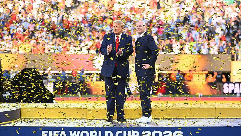 Trump und Infantino alleine im Konfettiregen. Trump und Infantino alleine im Konfettiregen.