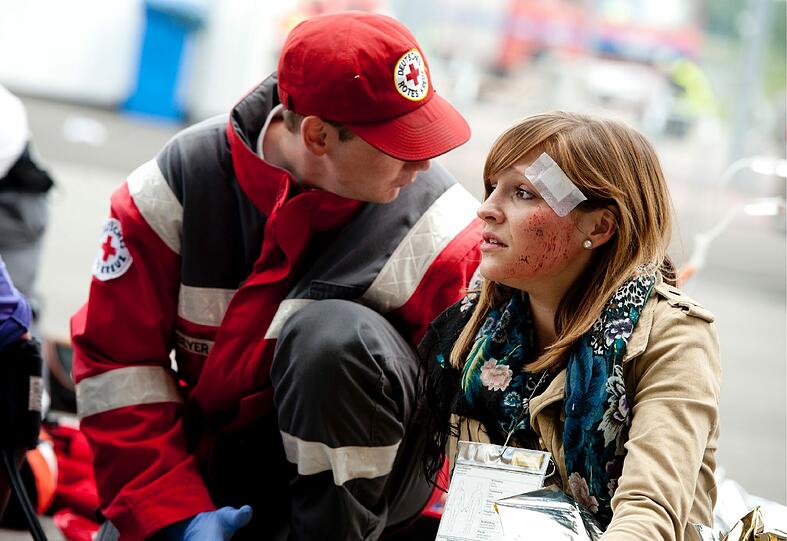Polizei, Feuerwehr und Technisches Hilfswerk (THW)proben in Ausgbsurg den Ernstfall: Bei einer nachgestellten Massenpanik infolge gezündeter Feuerwerkskörper probten mehr als 900 Beteiligte am Samstag, wie 120 teils schwer verletzte Fußballfans in der Impuls-Arena versorgt oder in Krankenhäuser gebracht werden können.