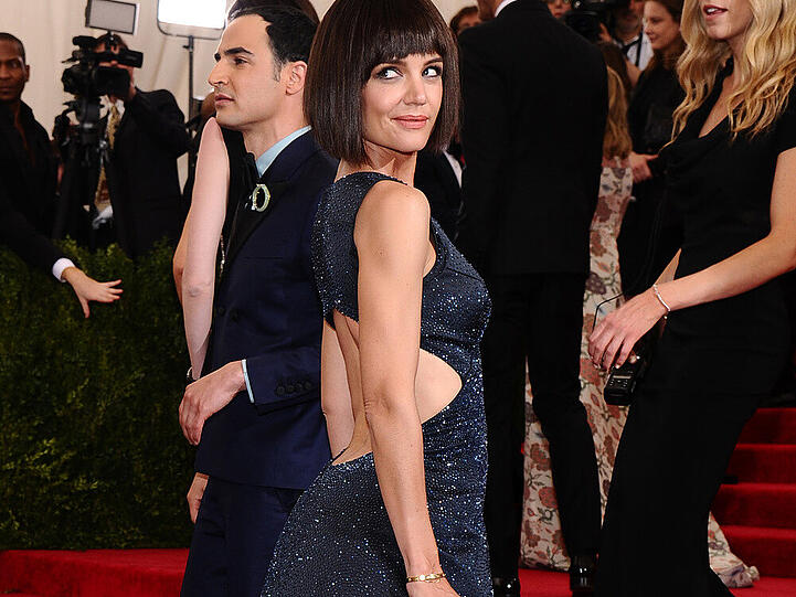 Nicht nur durch ihr mitternachtsblaues Kleid von Zac Posen mit Cut-out am Rücken sorgte Katie Holmes für Aufsehen. Auch ihre Frisur ist neu, die Schauspielerin trägt jetzt einen brünetten Bob.