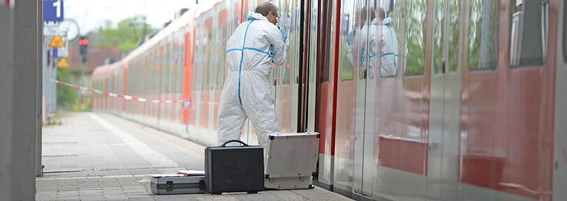 Ermittler der Spurensicherung haben den Tatort an der S-Bahn in Grafing übernommen.