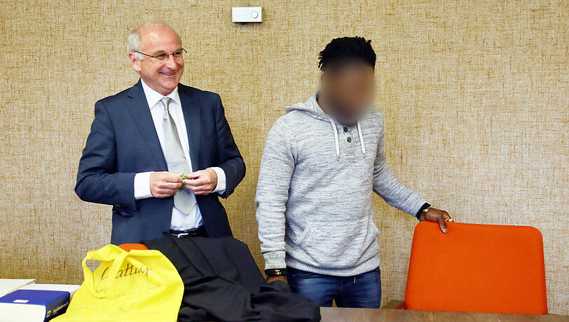 Vor Prozessbeginn: Evans I. mit seinem Anwalt Franz Bethäuser. Vor Prozessbeginn: Evans I. mit seinem Anwalt Franz Bethäuser.