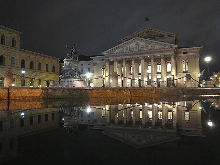 Spiegelnde Impressionen vom nächtlichen Max-Joseph-Platz.