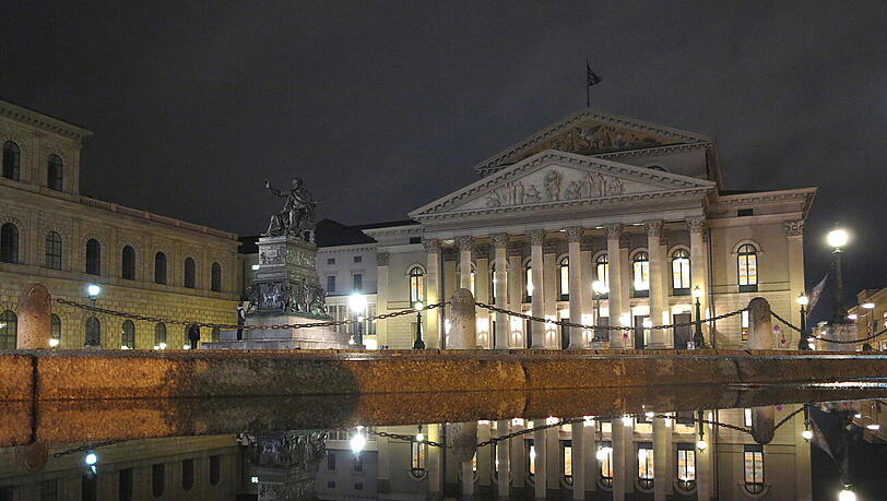 Spiegelnde Impressionen vom nächtlichen Max-Joseph-Platz. Spiegelnde Impressionen vom nächtlichen Max-Joseph-Platz.