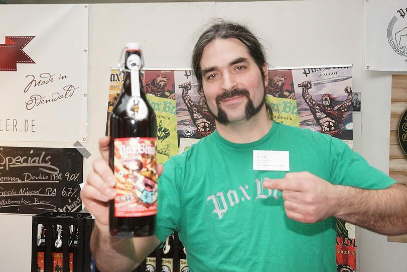 Ein narrisches Getränk - Name: From Asia With Love. Brauer: Pax Bräu. Das ist drin: Koriander, Orangenschale, Ingwer, Pfeffer, Zitronengras, Chili. So schmeckt&rsquo;s: nussig bis bizzelig. Alkoholgehalt: 7,7 % Vol.